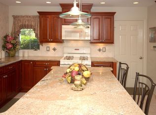 15 Le Parc Dr, West Windsor, NJ 08550