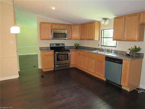 5th image of 402 Hillcrest Cir