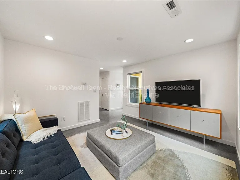 1327 Brown Ave — Photo 5