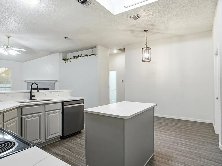 7103 Greenspoint Dr — Photo 3