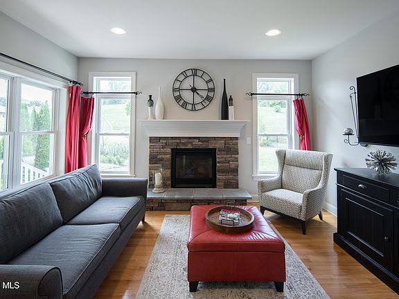 3rd image of 8 Sutton Drive