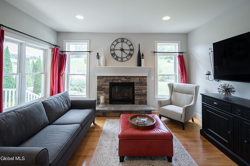 3rd image of 8 Sutton Drive