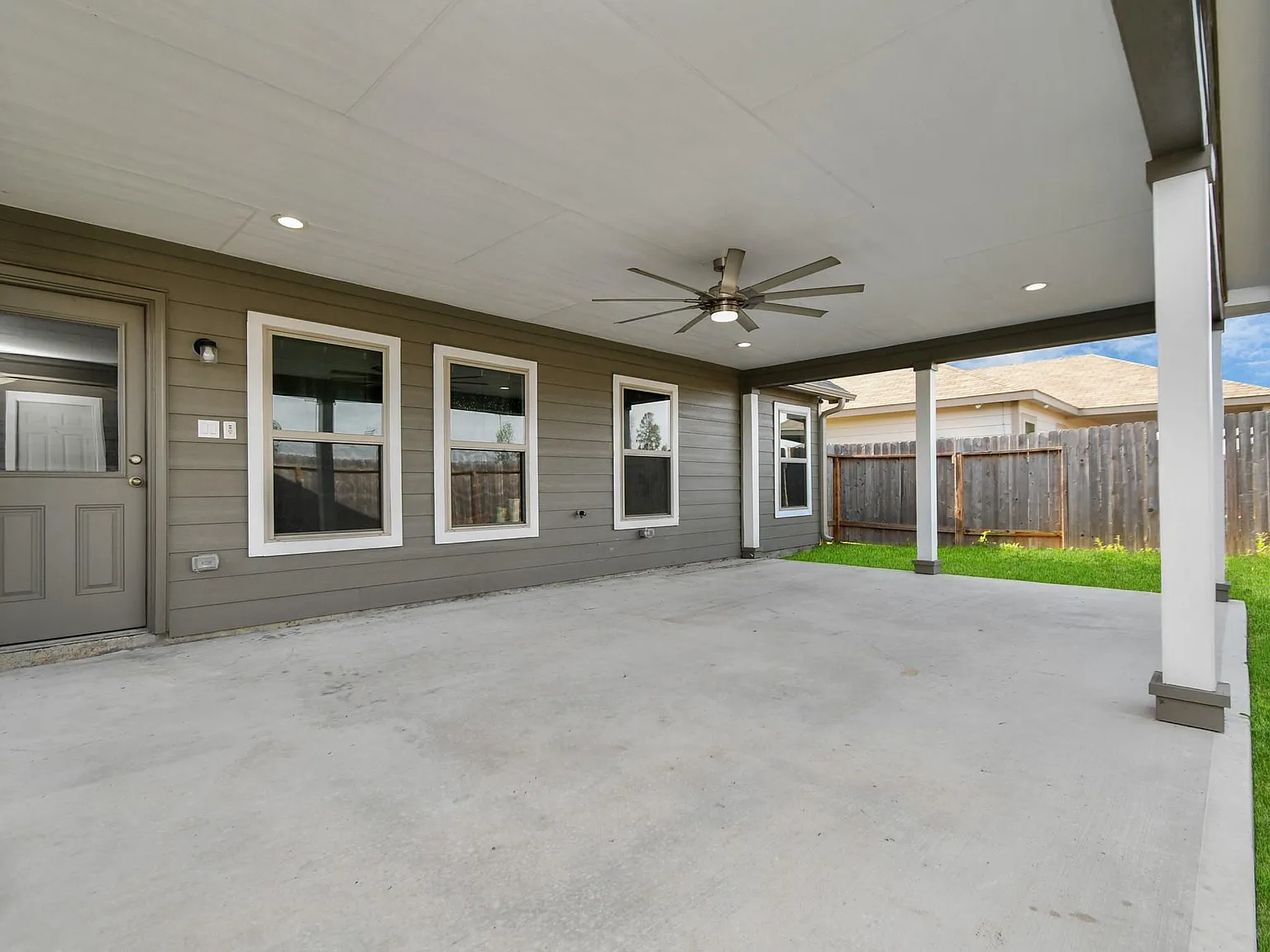 4 bed, 2.5 bath, 2844 sqft, $2,450 — Photo 4