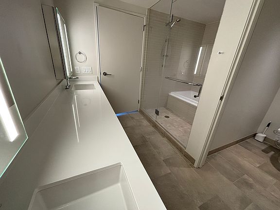 4th image of 1001 Queen St #2102