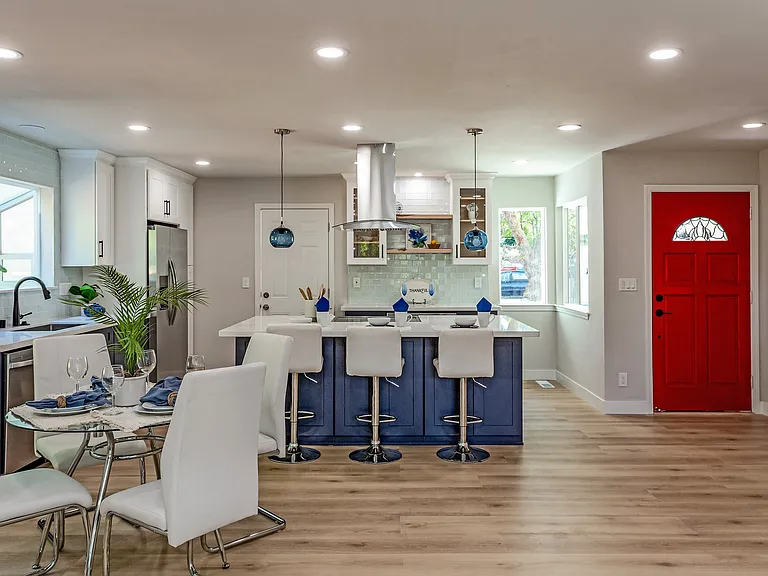 1185 W Latimer Ave — Photo 2