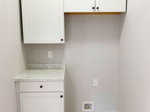 4th image of 550 Leslie Ave