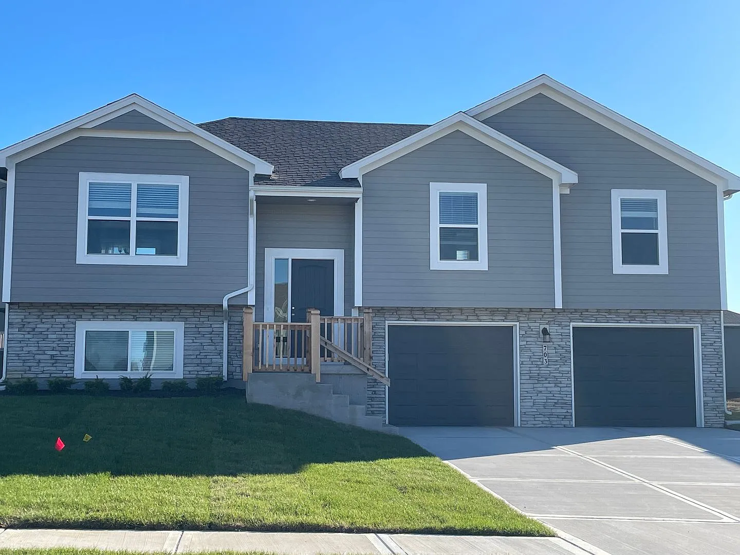 Beautiful 4 Bedroom 3 Bathroom Home! — Photo 1