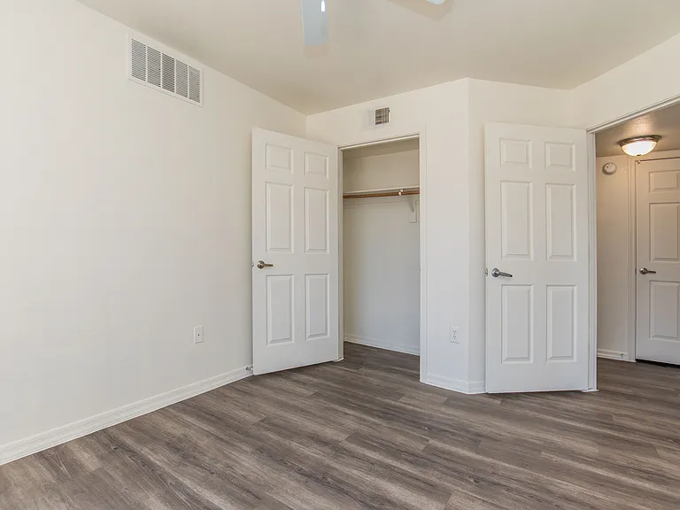 Indigo Pointe Apartments — Photo 42