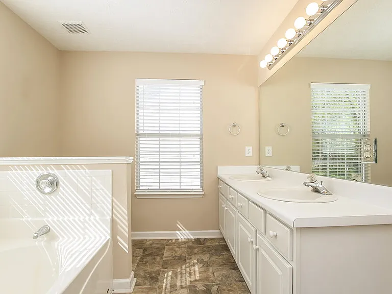 1240 Chris Lake Dr — Photo 9