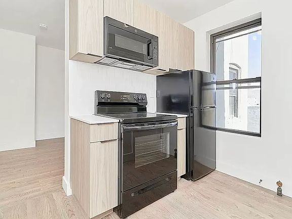 5th image of 208 E 6th St APT 35
