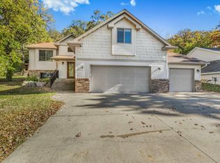 1914 N Benton Dr, Sauk Rapids, MN 56379