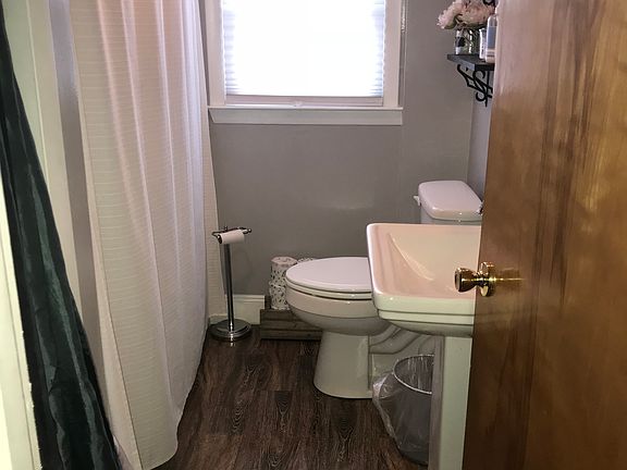 1st Floor Bathroom 