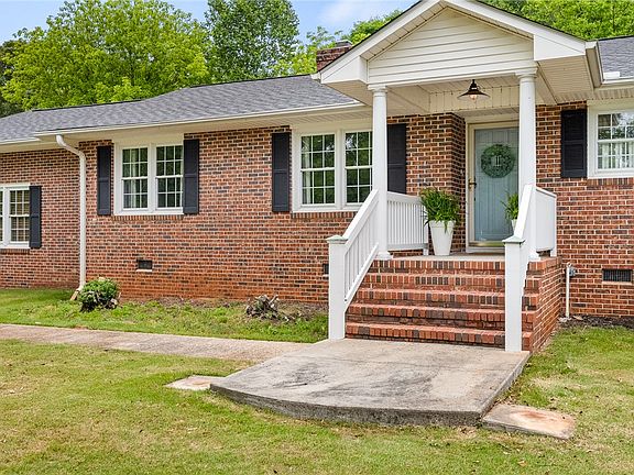 3rd image of 915 Cricket Ln