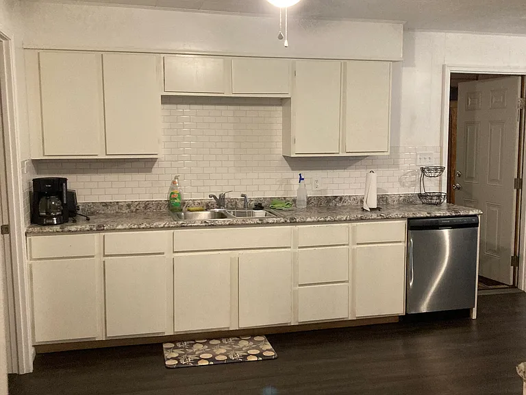 Stainless appliances including dishwasher and built-in microwave!