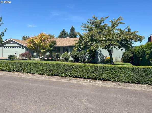 1371 Roundup Dr, Eugene, OR 97401