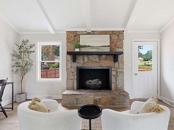 5th image of 401 Clarendon Dr