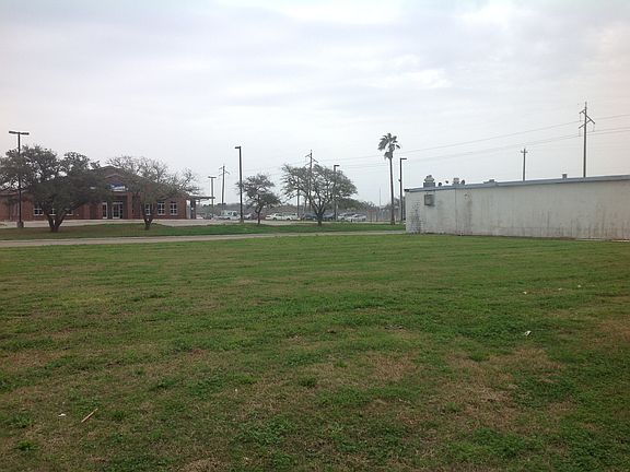 4th image of 909 N Avenue F
