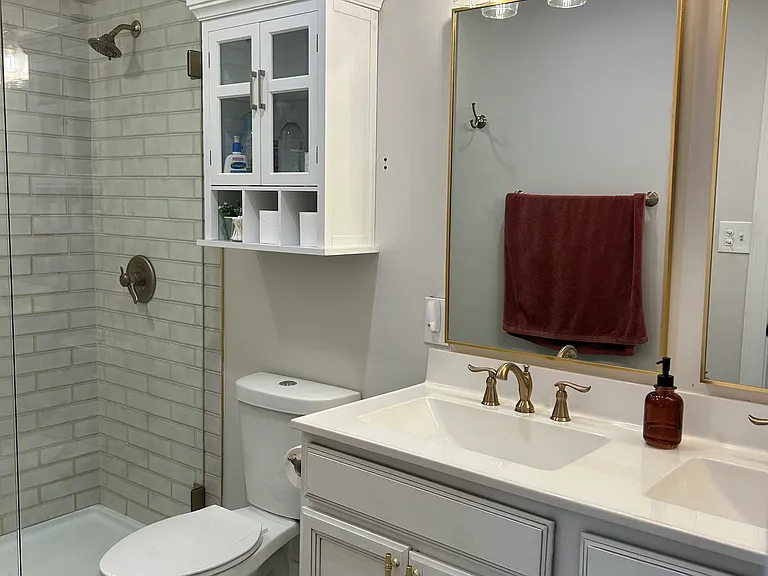 Shared Full Bath
Double Vanity
Walk-in Glass Door Shower