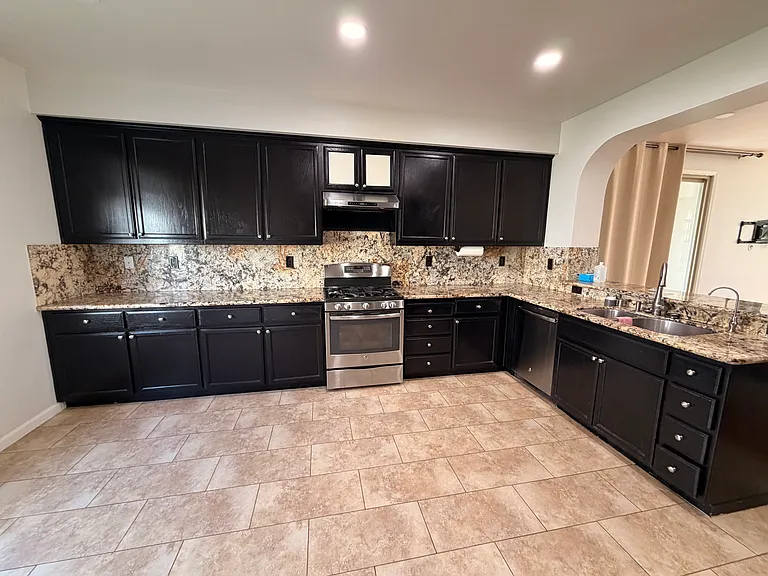 2221 Amaryllis Cir — Photo 16