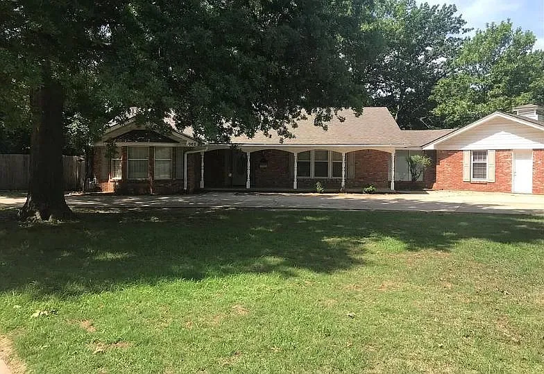 Building Photo - 1002 Brookside Dr
