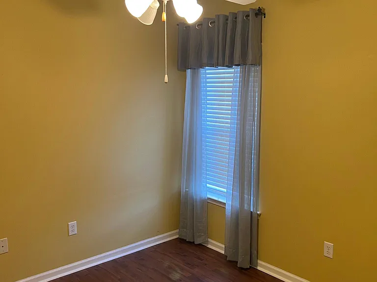 Middle bedroom.