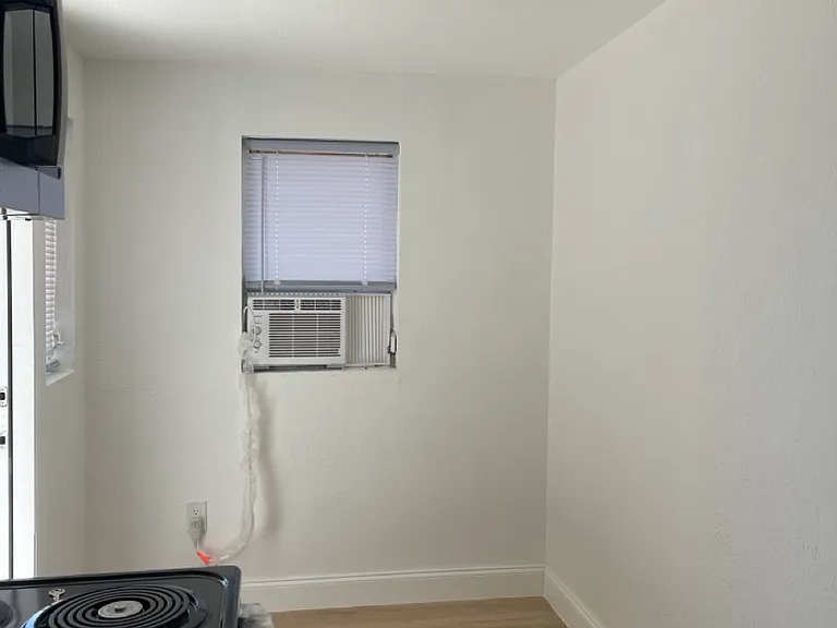 219 SW 21st Ave — Photo 8