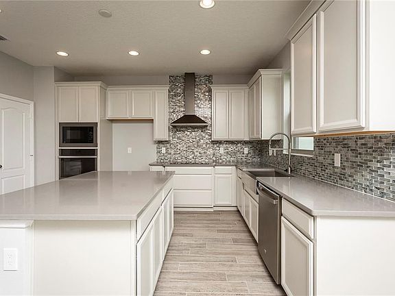 2nd image of 3362 Edgehill Court St