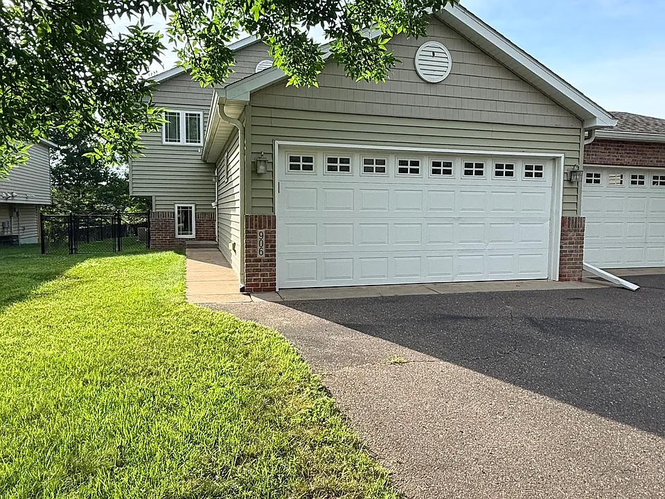 906 Whiskey Rd NW