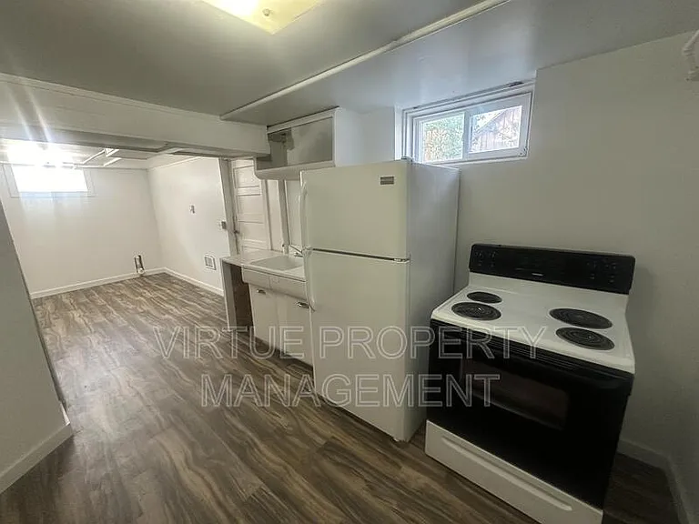 611 6th St #B — Photo 1