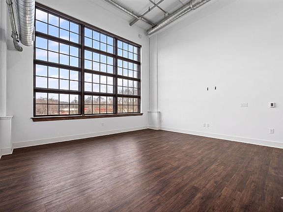 3rd image of 715 N Graham St Suite 204