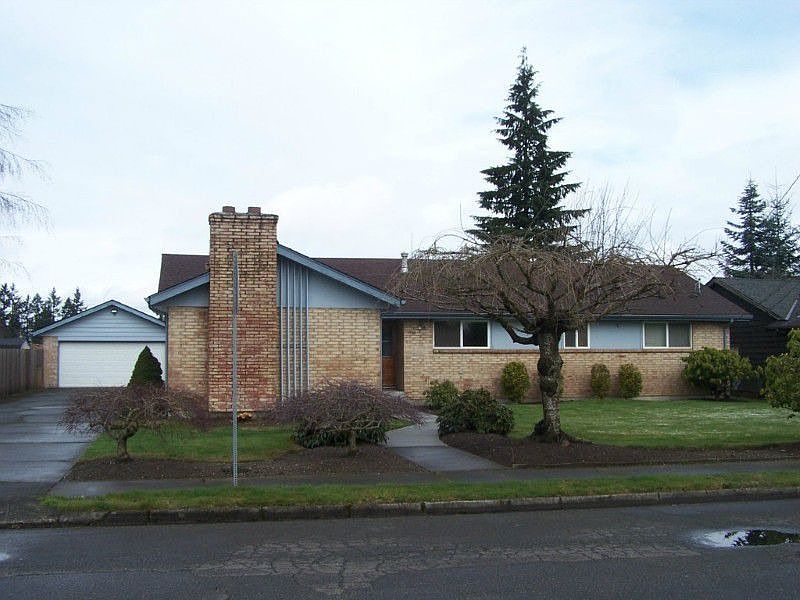 Beautiful brick rambler with detached garage in downtown Auburn