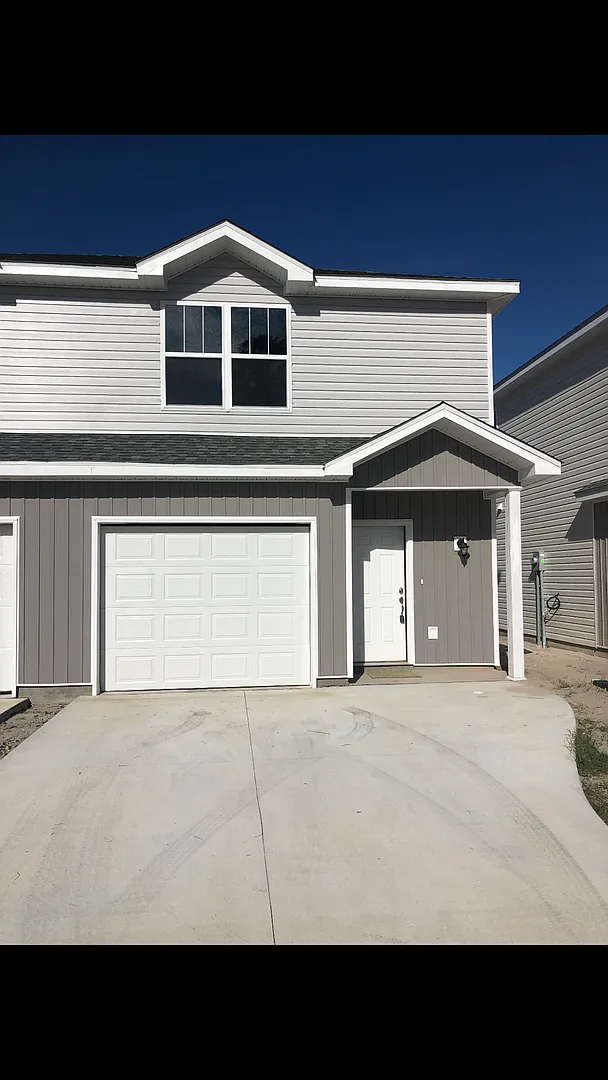 Gorgeous 3 Bedroom 2.5 Bath Townhome — Photo 1