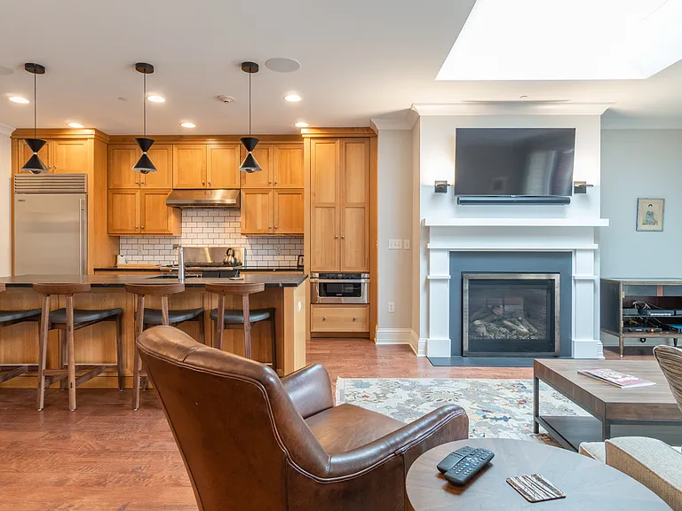 37 Henry St #401 — Photo 17