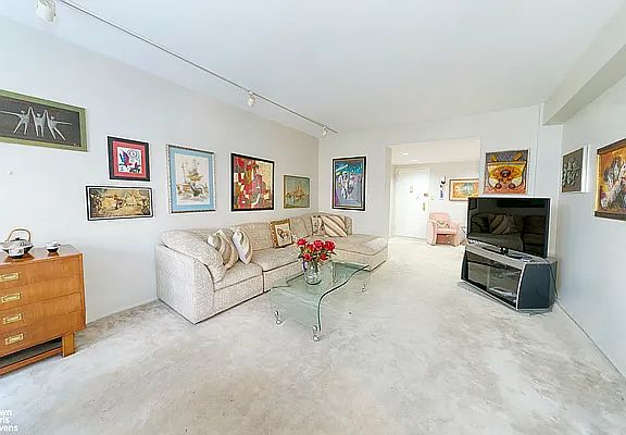 3rd image of 425 E 79th St APT 6G
