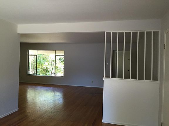 5th image of 672 Melville Ave