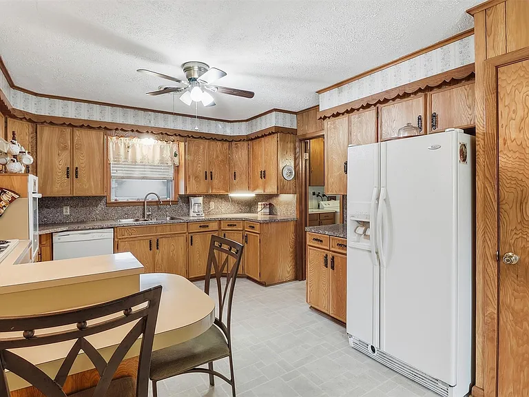 1335 Kathy Ave — Photo 12
