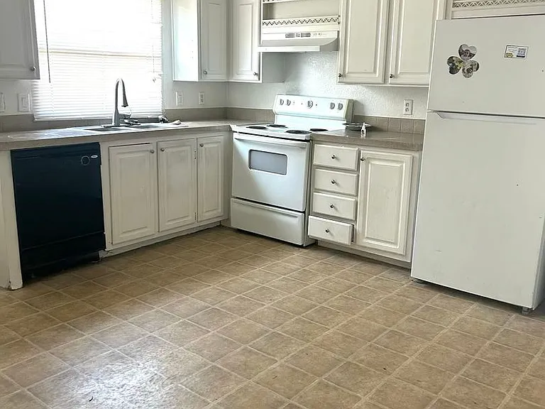 11810 Greenglen Dr — Photo 3