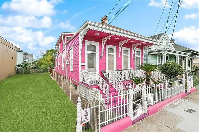 2127 Simon Bolivar Ave