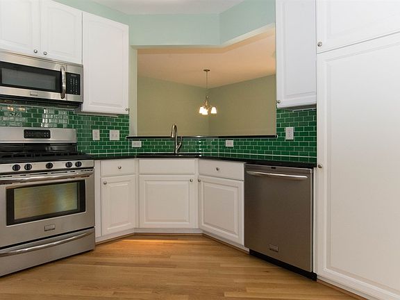 Kitchen w/ granite counters