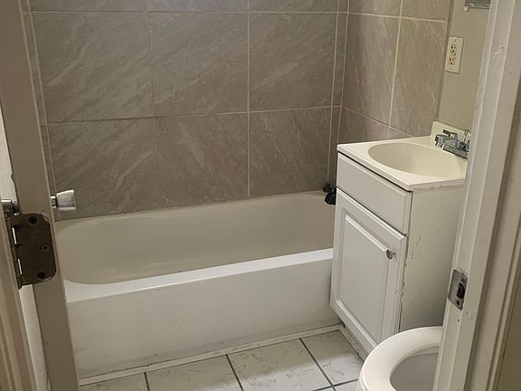2nd image of 3200 Gwin St