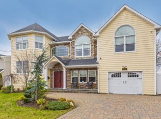 2820 Harbor Rd, Merrick, NY 11566