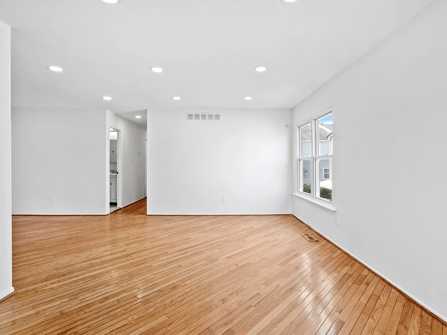 4 bed, 2000 sqft, $2,800 — Photo 2