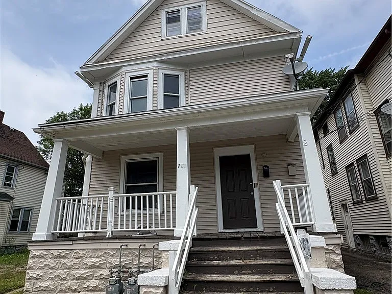 233 Laird Ave — Photo 2