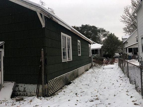 3rd image of 1301 Hays Park Ave