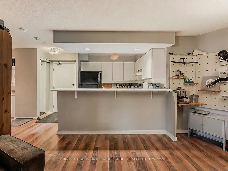 801 King St W #501 — Photo 3