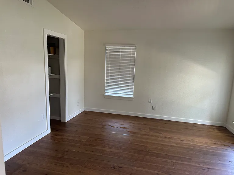 2518 Rockridge Dr — Photo 4