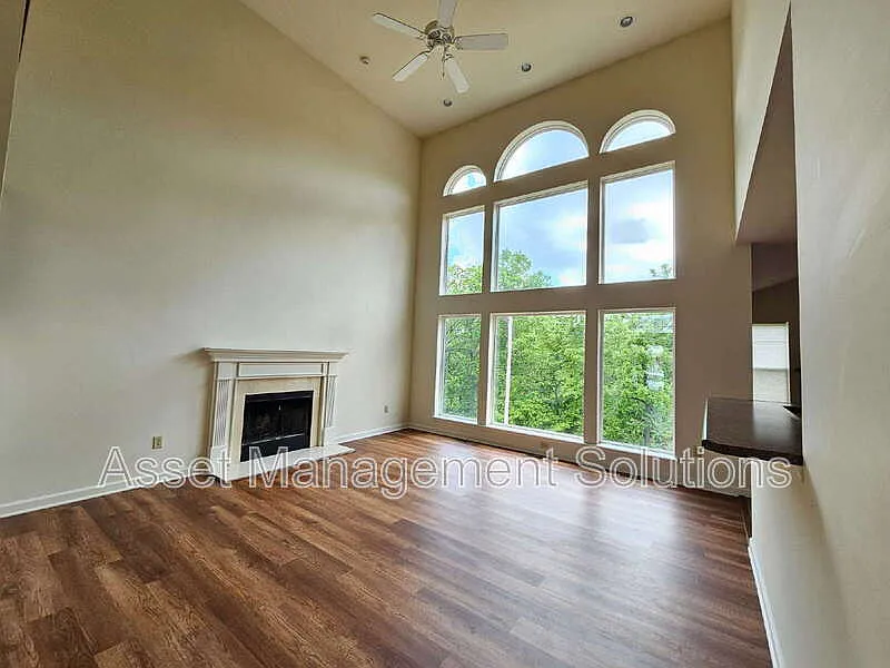 3 bed, 2.5 bath, 2295 sqft, $2,750 — Photo 3