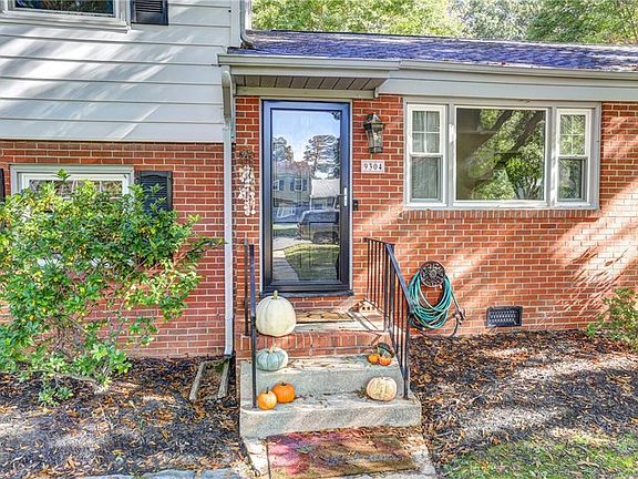 3rd image of 9304 Minna Dr