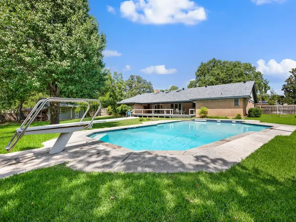 1221 Forest Ridge Dr, Bedford, TX 76022