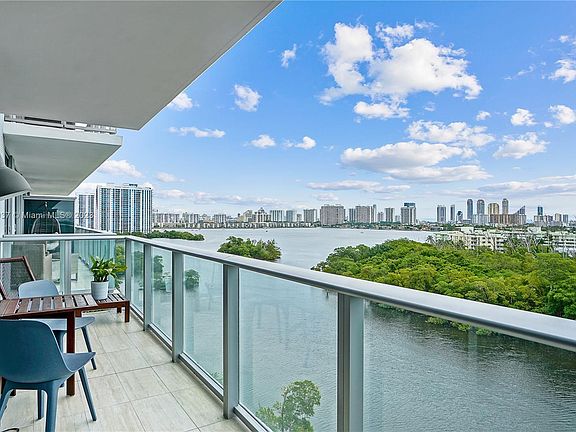 3rd image of 16385 Biscayne Blvd Unit 917